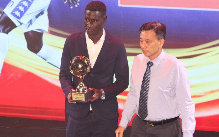 Cầu thủ ngoại xuất sắc nhất - Omar: 'CLB Hà Nội mang đến sự khác biệt lớn cho tôi' Ảnh 2