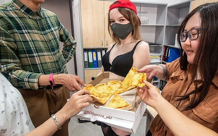 Mất việc vì COVID-19, vũ nữ thoát y 'ăn mặc mát mẻ' đi giao hàng tại thành phố lạnh nhất thế giới Ảnh 2