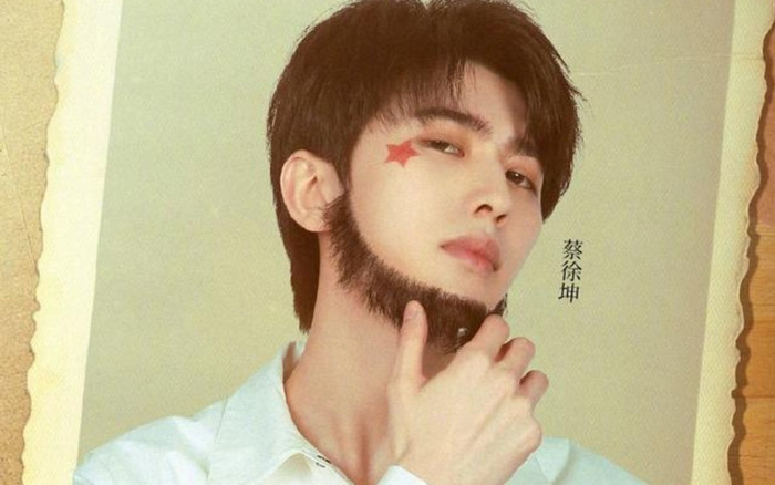 Thái Từ Khôn có biểu cảm dễ thương khi bị ngắt má, chứng minh thư râu ria được tiết lộ trong 'Keep Running' Ảnh 2