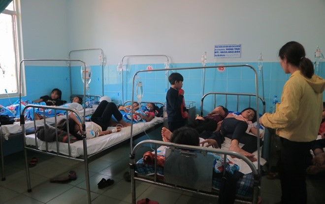 135 học sinh Tiểu học ở Lâm Đồng nhập viện nghi do ngộ độc thực phẩm Ảnh 2