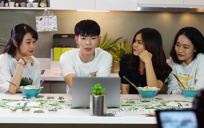 Fan ERIK được 'cưng' tới đâu? Được thần tượng tự tay nấu ăn còn cho xem trước MV chưa phát hành Ảnh 2