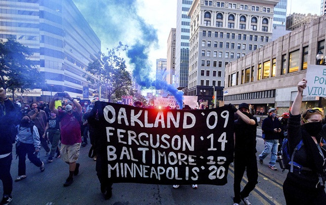 Ít nhất 30 thành phố Mỹ chìm trong biểu tình, một cảnh sát bị bắn chết Ảnh 2