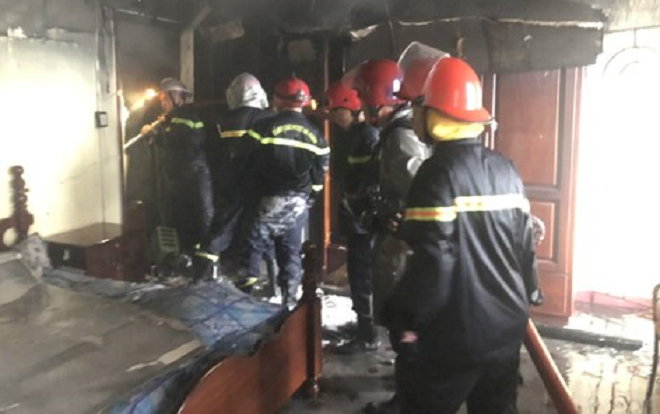 Giải cứu 7 người bên trong căn nhà 2 tầng bốc cháy ở TP.HCM Ảnh 2