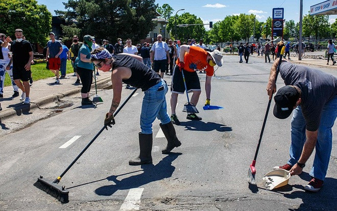 Người dân Mỹ mang chổi, túi rác dọn dẹp đường phố sau nhiều đêm bạo loạn Ảnh 2