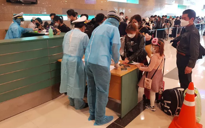 Đón hơn 340 người Việt từ Singapore về nước Ảnh 2