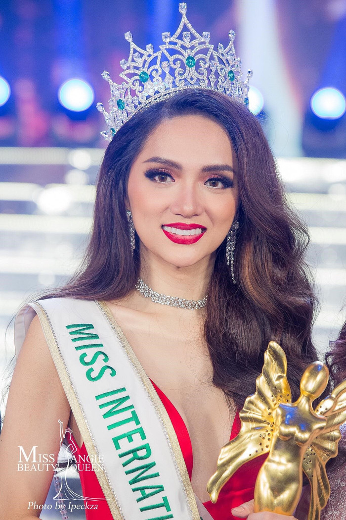 Hương Giang đăng quang Miss International Queen 2018