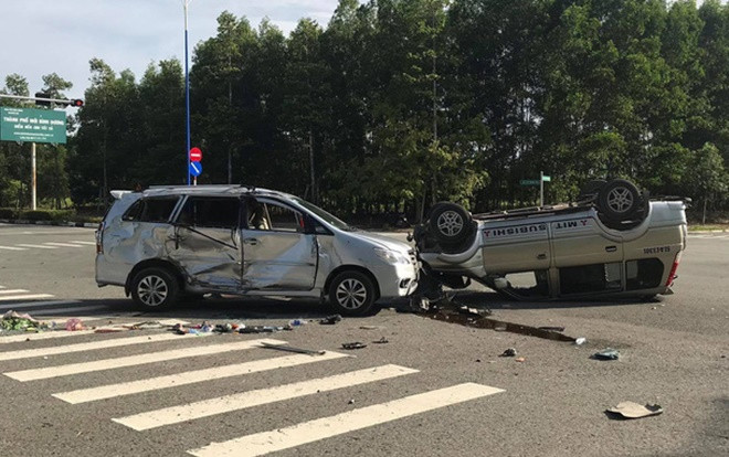 Người dân giải cứu trẻ em mắc kẹt trong xe 7 chỗ sau va chạm giao thông giữa ngã tư ở Bình Dương Ảnh 2