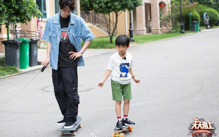 Cách thức chăm trẻ của Vương Nhất Bác trong 'Thiên thiên hướng thượng' được nhiều người ủng hộ Ảnh 2