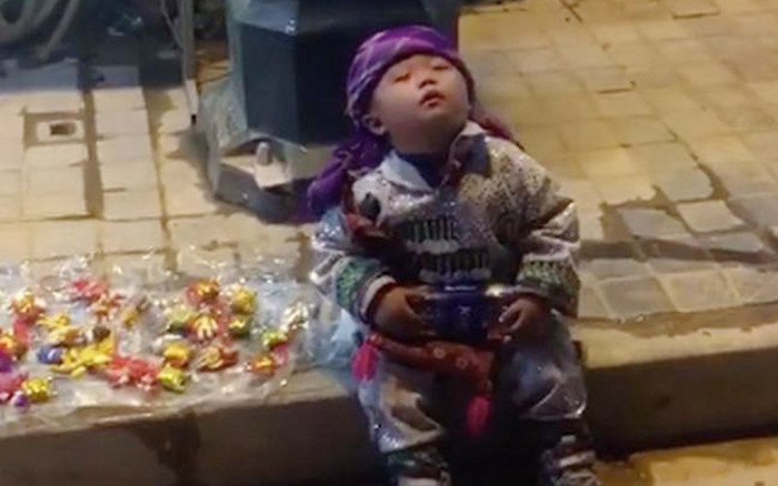 Clip giấc ngủ gật gù của cậu bé vùng cao bên 'gánh hàng rong' mưu sinh khiến dân mạng vừa thương, vừa xúc động Ảnh 2