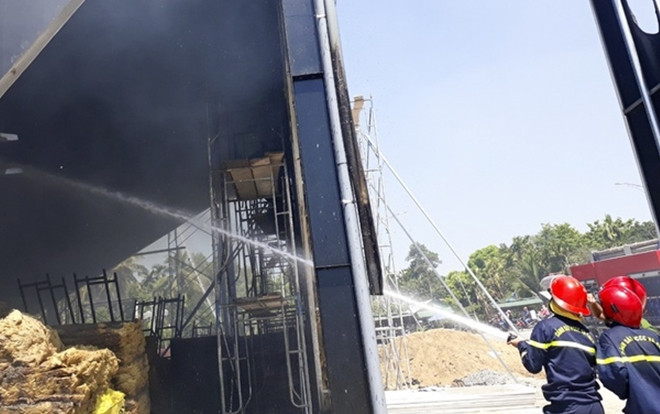 Quán bar đang thi công bất ngờ bốc cháy dữ dội sau tiếng nổ lớn Ảnh 2