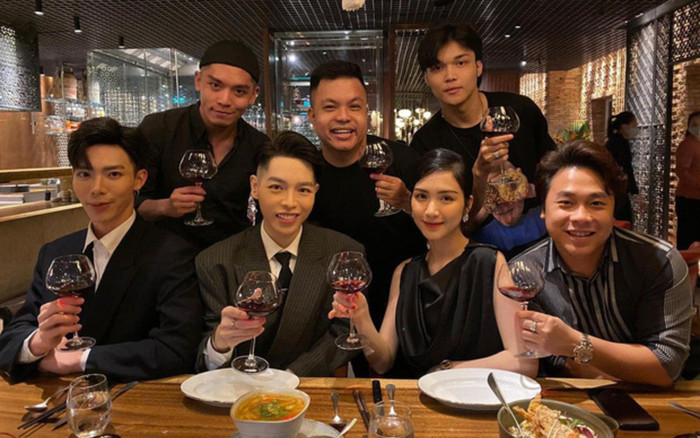 Chụp chung khung hình với gia đình 'Hoa dâm bụt', dân mạng đặc biệt chú ý đến khoảnh khắc tình tứ của Hoà Minzy và bạn trai doanh nhân Ảnh 2