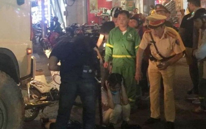 Xe chở rác tông hai nữ sinh ngã xuống đường trong đêm, 1 người nhập viện cấp cứu Ảnh 2