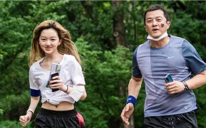 Lý Á Bằng cùng con gái chạy bộ gây quỹ từ thiện, Lý Yên mới 14 tuổi nhưng khí chất không thua mẹ Vương Phi Ảnh 2