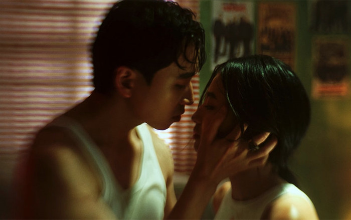 Karik tung teaser MV mới ngập cảnh nóng, nhưng fan lại… mắc cười vì chi tiết 'giả trân' này… Ảnh 2