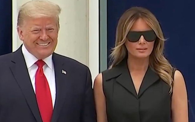 Bà Melania cười gượng ép khi chụp hình chung với ông Trump Ảnh 2