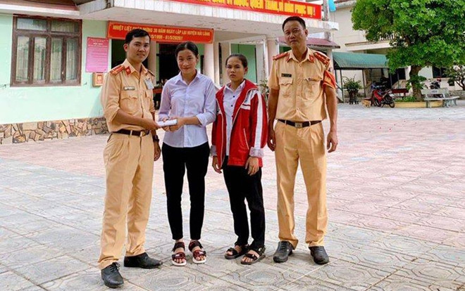 Hai nữ sinh lớp 12 ở Quảng Trị trả lại 50 triệu đồng nhặt được cho người đánh mất Ảnh 2