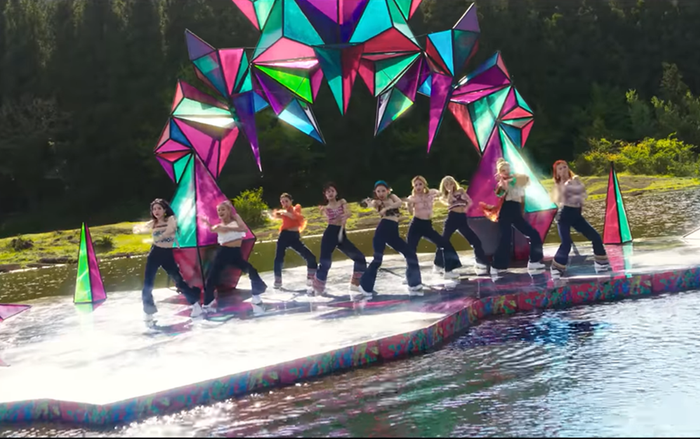 MV More & More của Twice bị cáo buộc đạo nhái tác phẩm nghệ thuật, JYP Entertainment chính thức phản hồi Ảnh 2