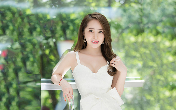 'Cá sấu chúa' Quỳnh Nga diện váy trắng tinh khôi tôn vòng 1 quyến rũ Ảnh 2