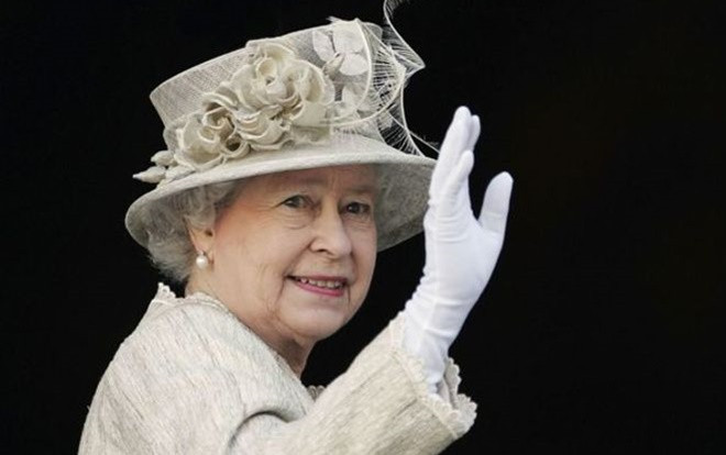 Ý nghĩa bất ngờ đằng sau cách vẫy tay biểu tượng của Nữ hoàng Anh Ảnh 2