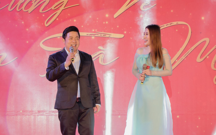 Đồng bào dân tộc thiểu số đi bộ nửa ngày đến xem Tố My - Quang Lê biểu diễn Ảnh 2