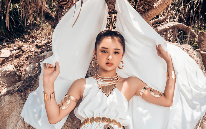 Mẫu nhí 11 tuổi khiến các đàn chị 'nể mặt' với tạo hình nữ thần Hy Lạp quá thần thái Ảnh 2