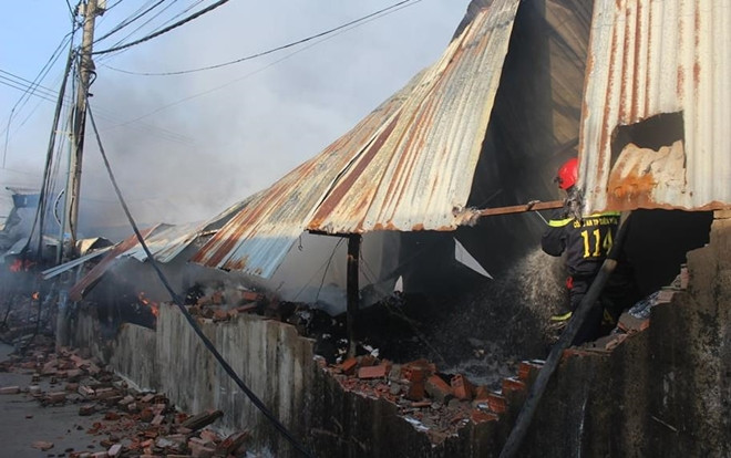 Lửa thiêu rụi kho chứa vải ở Đồng Nai lúc rạng sáng và cháy lan sang 2 nhà dân bên cạnh Ảnh 2