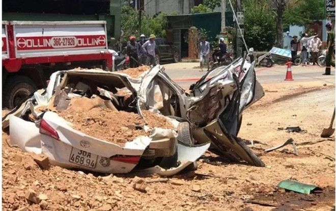 Xe ben chở đất đá bất ngờ bị lật đè bẹp ô tô, 3 người tử vong 1 cháu bé nguy kịch Ảnh 2