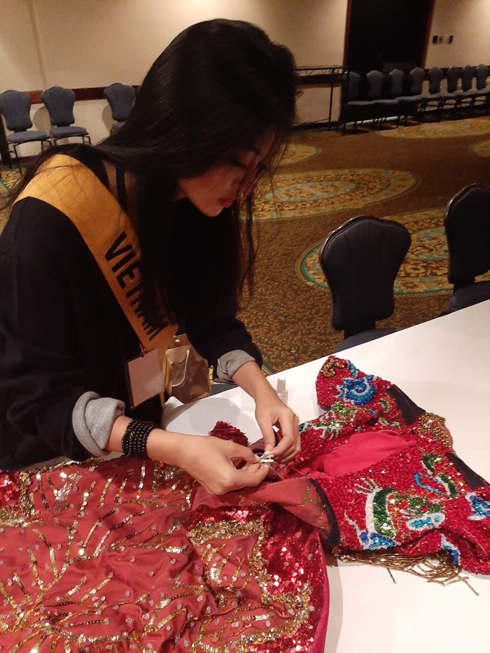 Vì khoảng cách địa lý xa xôi, khó khăn trong quá trình vận chuyển, Kiều Loan từng khiến fan cảm động khi cô phải tự tay chỉnh sửa lại National Costume vì lí do đứt đèn. Tại Miss Grand International, Kiều Loan đặt cược hết niềm tin vào duy nhất một thiết kế mang tên Huyền đăng hội. 