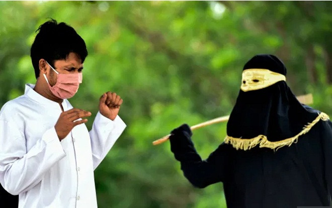 Cặp đôi đeo khẩu trang, nén đau khi chịu phạt 100 roi công khai Ảnh 2