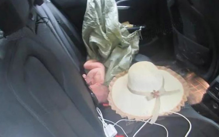 Quên đóng cửa xe một đêm, người đàn ông phát hoảng khi thấy bé gái sơ sinh bên trong Ảnh 2