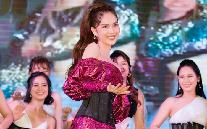 Khoảnh khắc dễ thương: Ngọc Trinh tận tình dạy fan điệu nhảy siêu hot trên mạng xã hội Ảnh 2