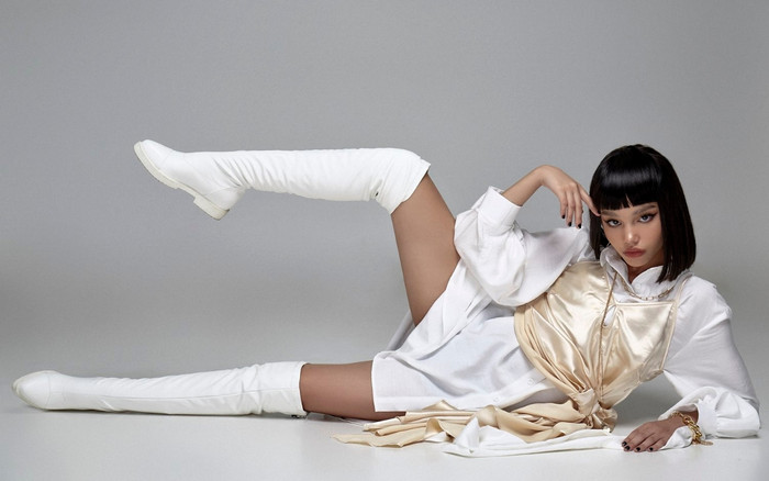 Mẫu nhí lai Việt - New Zealand đá chân, tung tóc tạo dáng như búp bê Barbie Ảnh 2