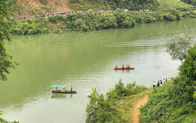 Lật thuyền trên sông ở Lào Cai khiến 3 người mất tích Ảnh 2
