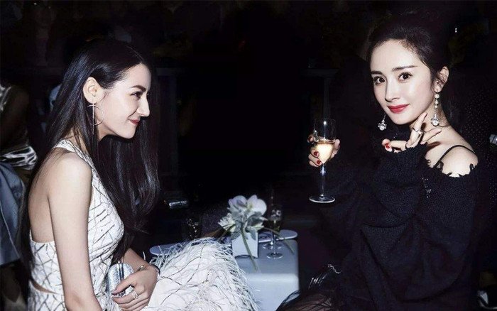 Những chi tiết cho thấy Địch Lệ Nhiệt Ba bị Gia Hành bỏ rơi! Ảnh 2