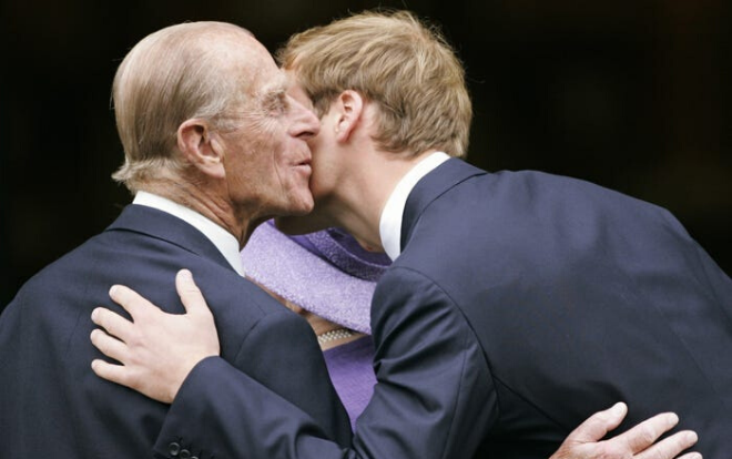 17 bức ảnh cho thấy Hoàng tử Philip cũng chỉ là một ông nội bình thường Ảnh 2