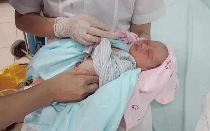 Bị bỏ rơi trong hố gas 3 ngày dưới nắng nóng 40 độ, bé trai sơ sinh sống sót thần kỳ Ảnh 2