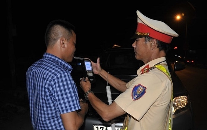 Nể bạn uống 1 chén rượu, tài xế bị phạt 8 triệu đồng Ảnh 2