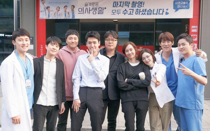 Đạo diễn Hospital Playlist - Shin Won Ho dành những lời có cánh cho dàn cast xịn và hứa mùa hai sẽ cho Jo Jung Suk và Joen Mi Do yêu nhau Ảnh 2