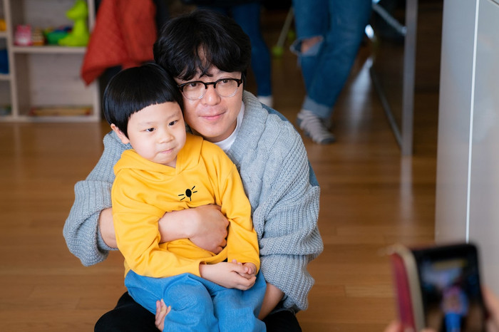 Đạo diễn Shin Won Ho và diễn viên nhí vào vai Lee U Ju