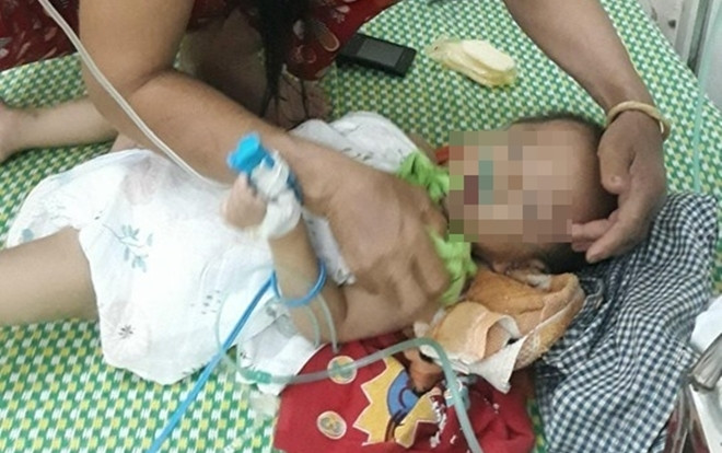 Bố mẹ vô tình để quên trên xe ô tô 2 tiếng giữa trưa nắng, bé trai 19 tháng tuổi hôn mê Ảnh 2