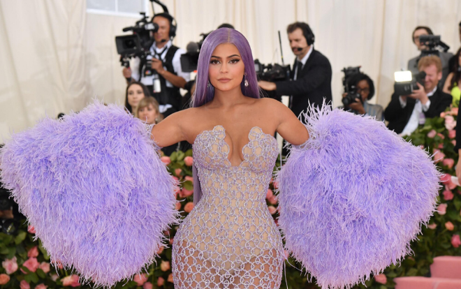 Kylie Jenner vừa mất danh tỷ phú, vừa khó bán son môi vì COVID-19 Ảnh 2