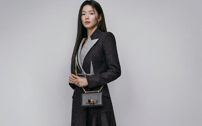 'Mợ chảnh' Jeon Ji Huyn trở thành đại sứ thương hiệu cho Alexander McQueen Ảnh 2