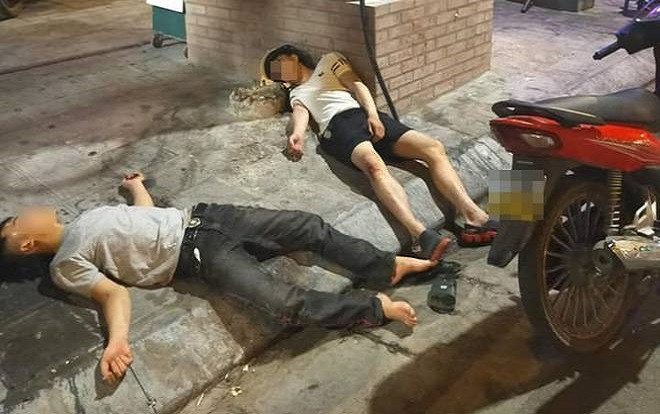 Hình ảnh 2 thanh niên say xỉn, vứt xe rồi nằm ngủ sõng soài trên lề đường gây tranh cãi Ảnh 2