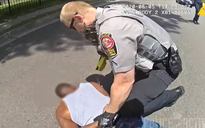 Cảnh sát Mỹ dùng súng điện, ghì người đàn ông da màu xuống đất Ảnh 2