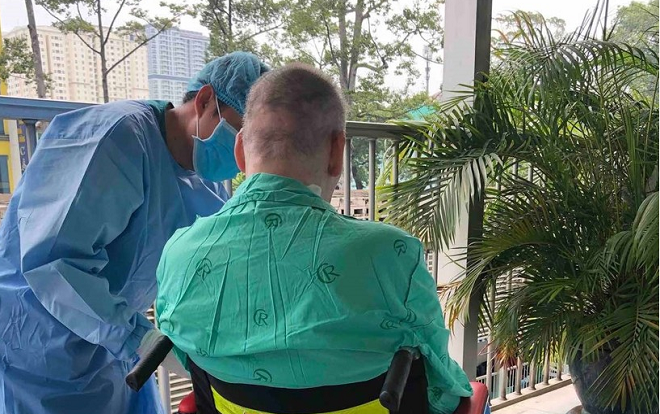 Nam phi công người Anh tiếp tục hồi phục thần kỳ, đã có thể ngồi xe lăn phơi nắng buổi sáng Ảnh 2