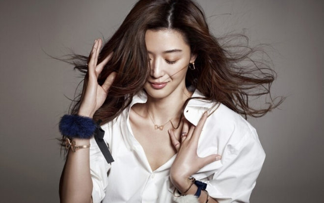 Từ fan thành đại sứ thương hiệu Alexander McQueen, ‘mợ chảnh’ Jun Ji Hyun gây choáng ngợp Ảnh 2