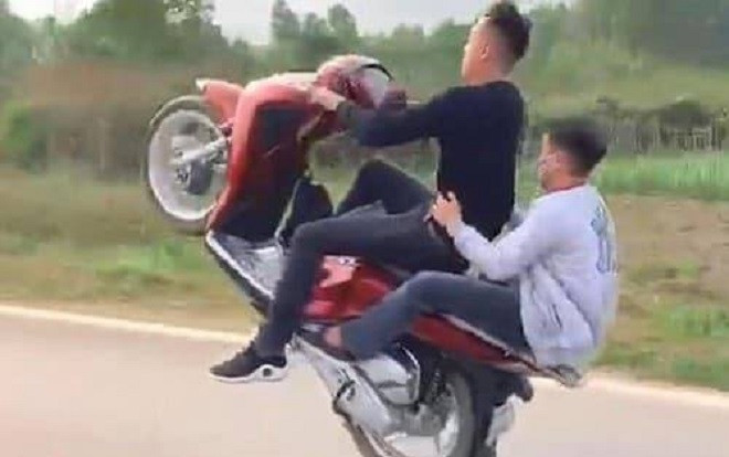 Nam thanh niên không đội mũ bảo hiểm, bốc đầu xe rồi khoe lên facebook bị Công an triệu tập Ảnh 2