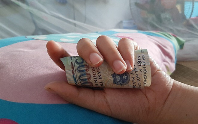 Hình ảnh người cha dúi tiền vào tay khi con gái đang ngủ say trước ngày nhập học gây xúc động Ảnh 2