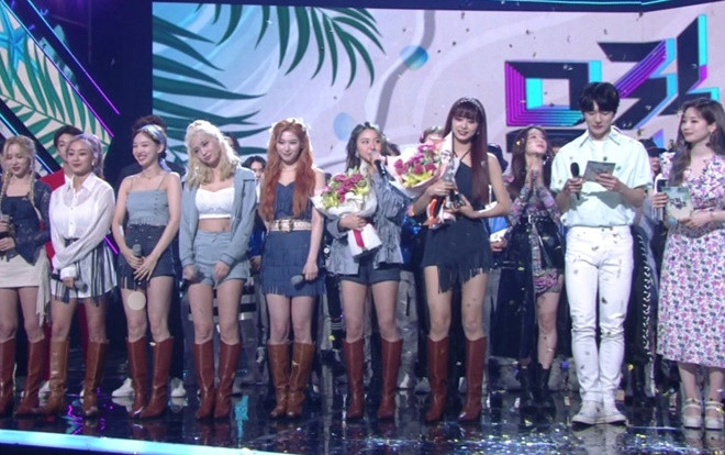 Vượt qua IU, TWICE thắng 100 cúp, Knet: 'Không xứng đáng' Ảnh 2