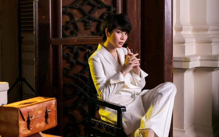 Lý Nhã Kỳ để tóc ngắn, diện vest không nội y, quyền lực như tổng tài Ảnh 2